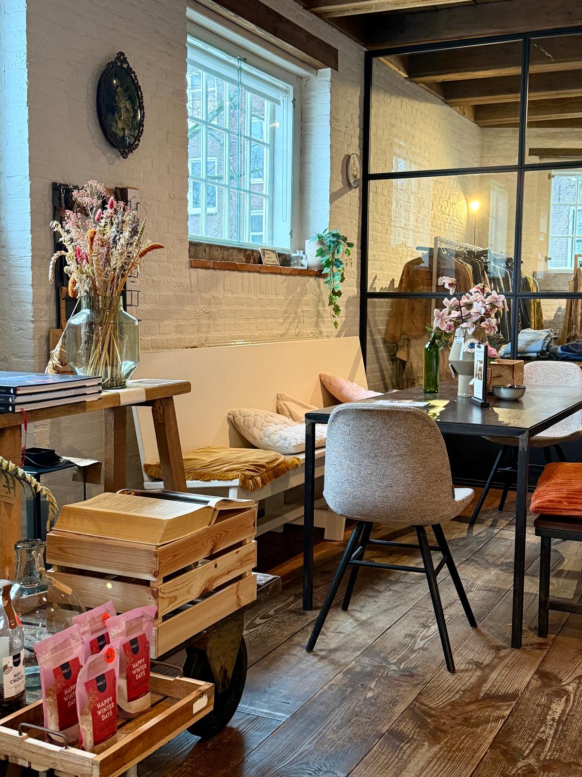 De gezellige koffiehoek van Crafted Stories met droogbloemen en warme verlichting