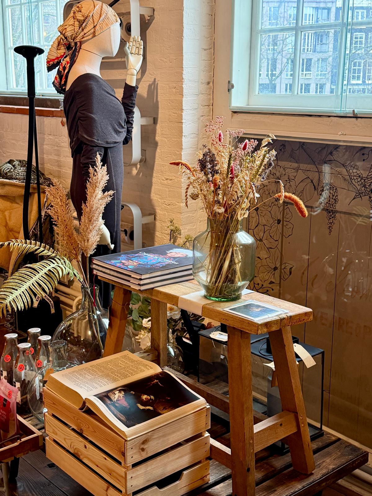 Sfeerhoekje met droogbloemen en boeken