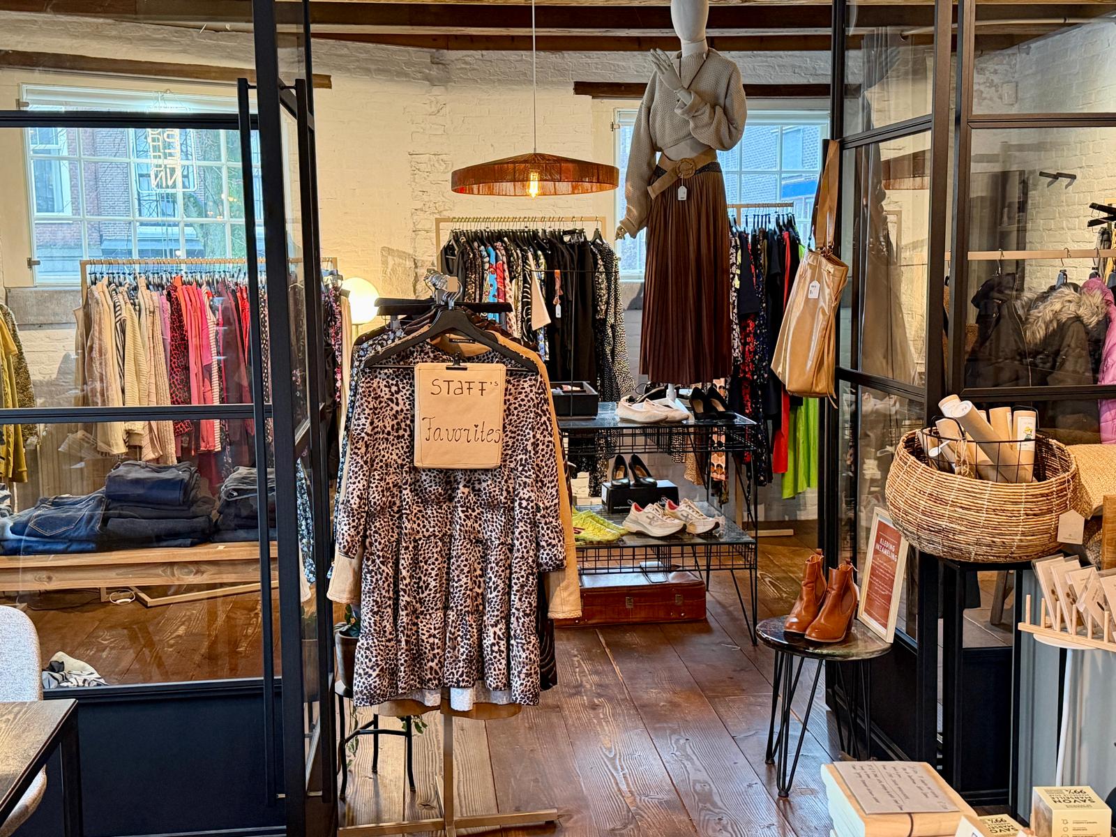 Tweedehands kleding afdeling met kledingrekken