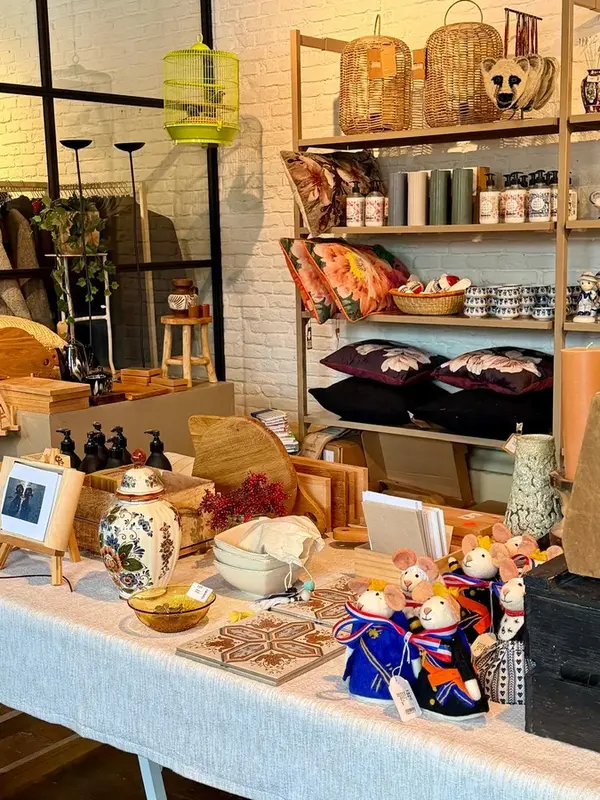 Handgemaakte cadeaus en keramiek op een tafel in de winkel