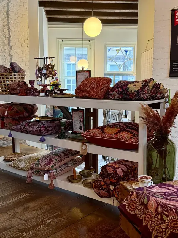 Kleurrijke kussens en textielproducten in de winkel
