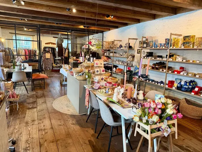 Interieur van Crafted Stories — een sfeervolle winkel vol handgemaakte producten en bloemen